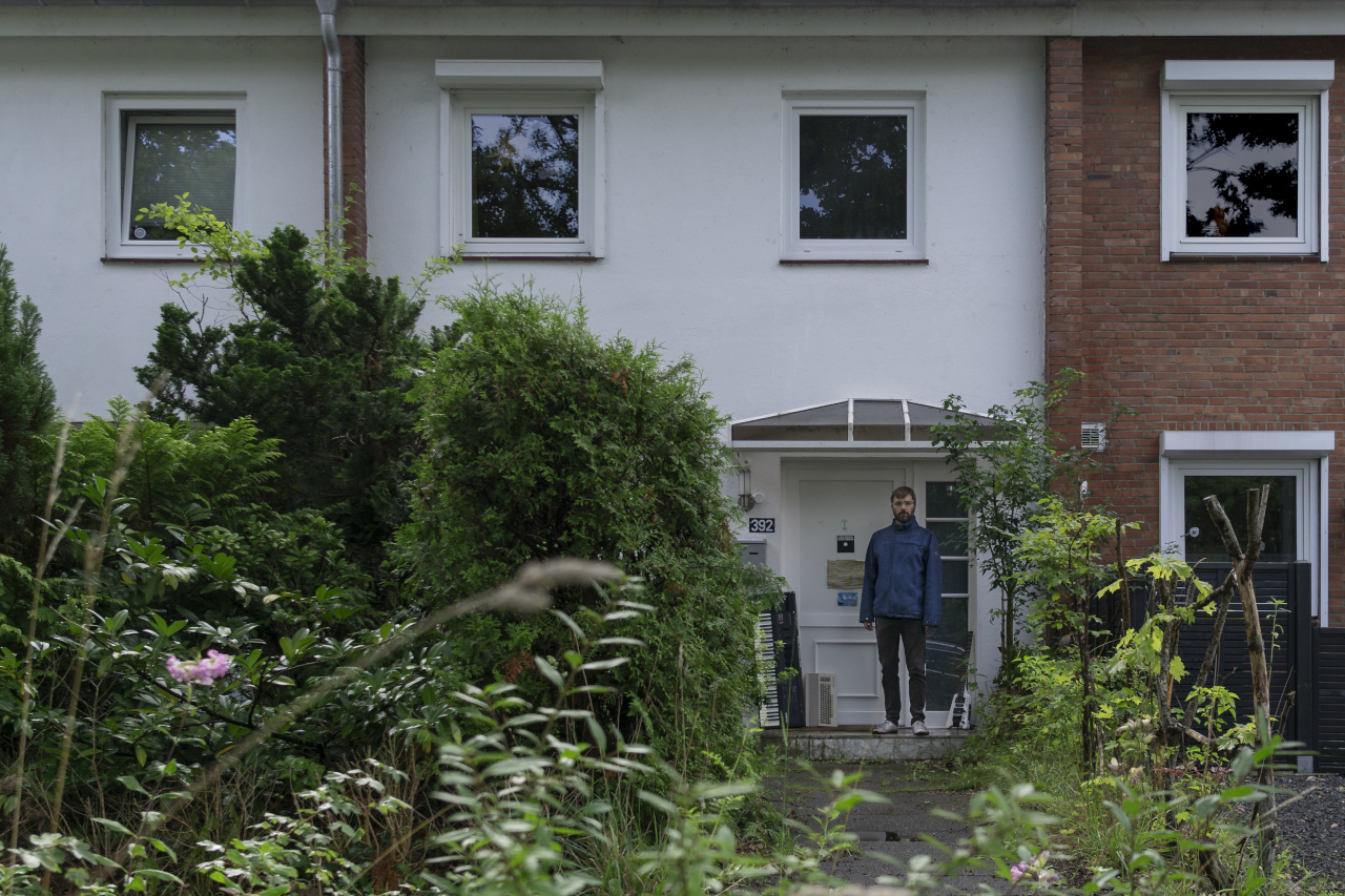 AldiPower steht an der Haustür mit seinen Musikinstrumenten